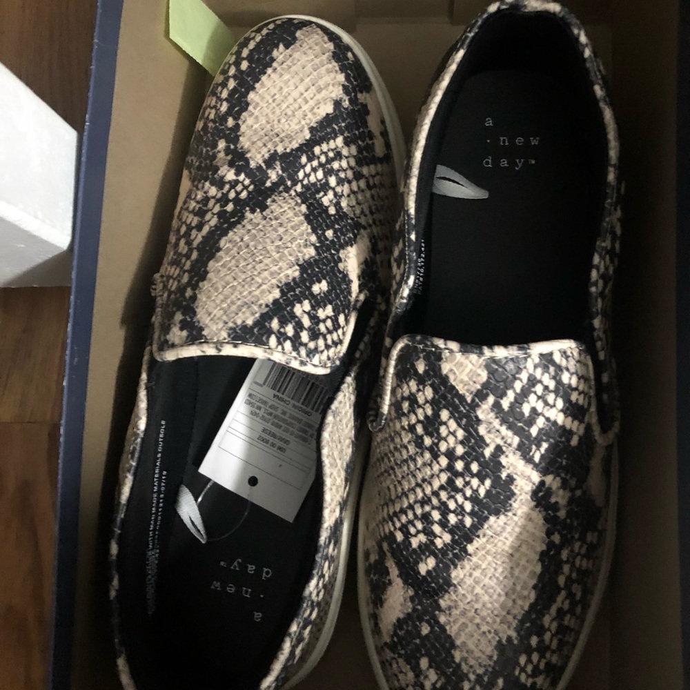 Women’s size 6 shoes, from Target. New with tags.